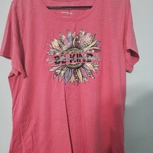 T-shirt: "In a world where you can be anything, be kind"